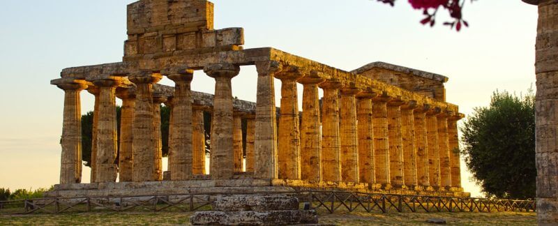 Cilento: uno dei templi greci di Paestum al tramonto