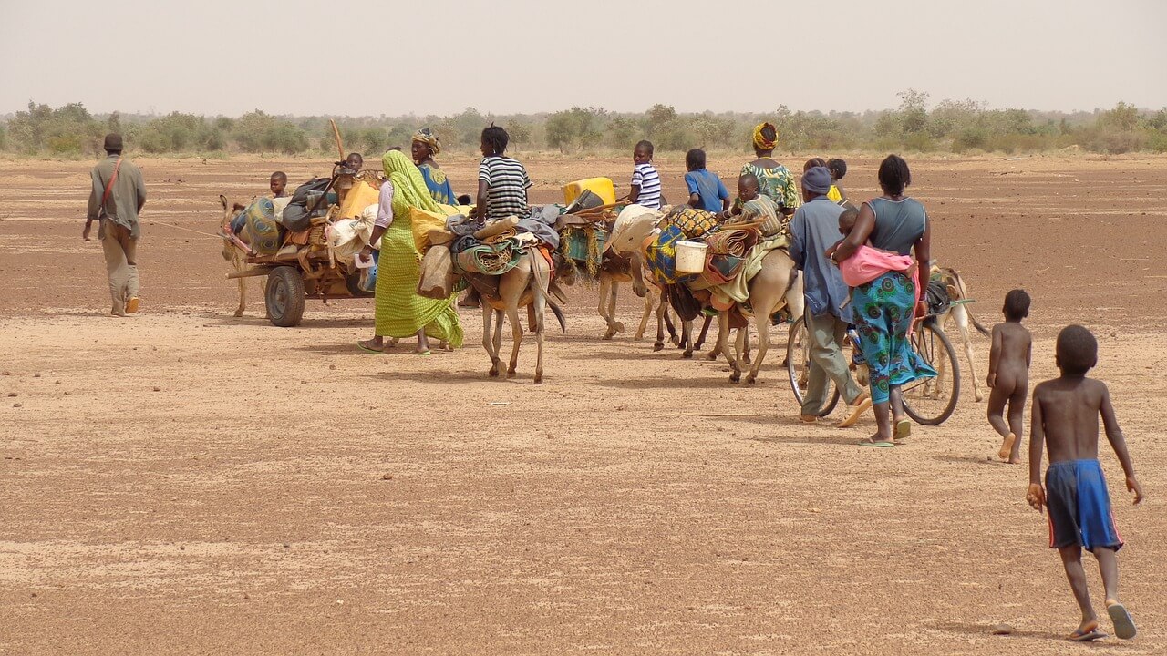 Gruppo di migranti africani in viaggio nel deserto