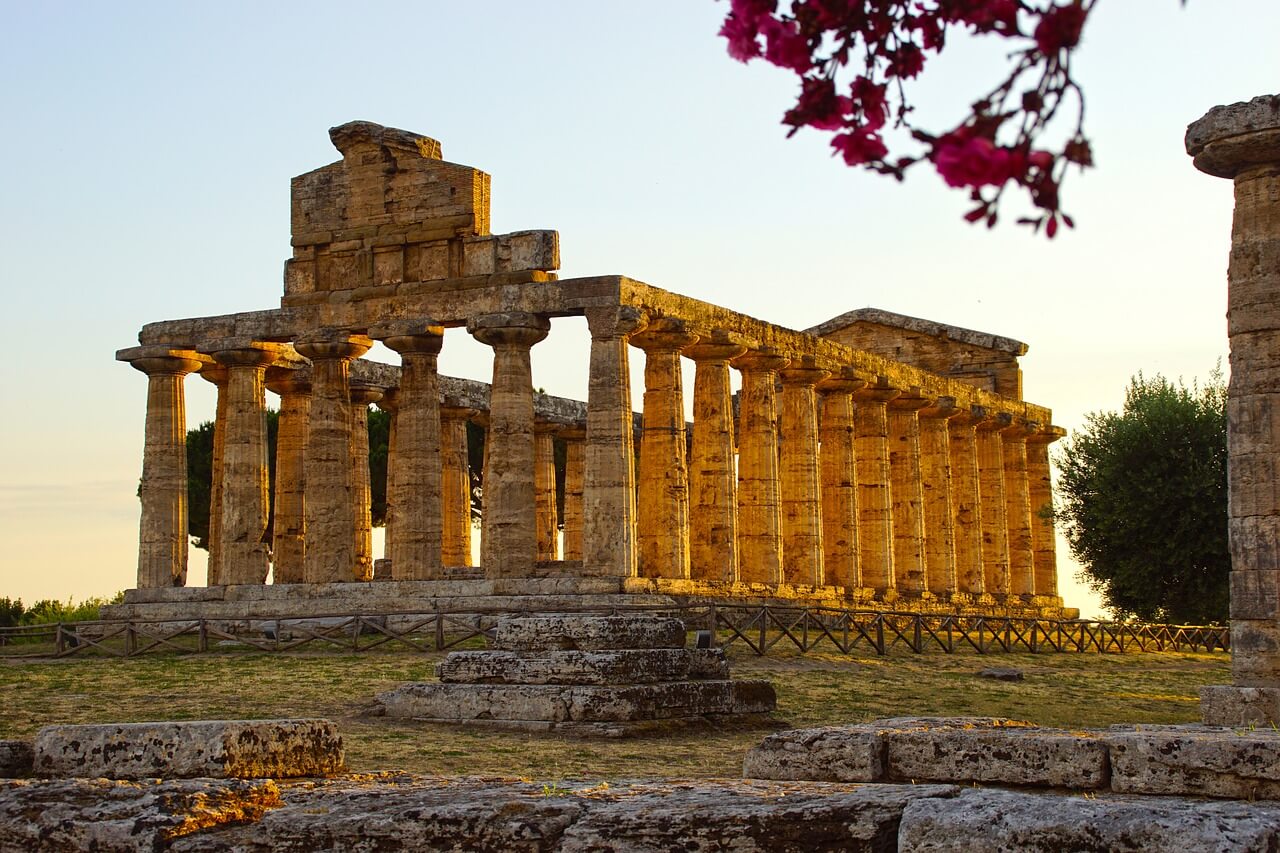 Cilento: uno dei templi greci di Paestum al tramonto