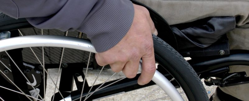 Sedie a rotelle o carrozzine, ecco come aiutare un disabile a spostarsi